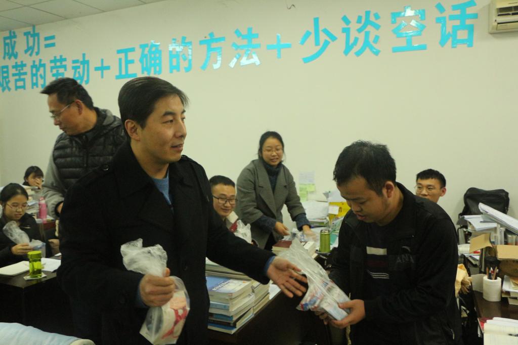 化学学院领导慰问2018届考研学生